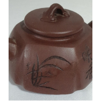 Mooi bewerkt Yixing trekpotje, gemerkt